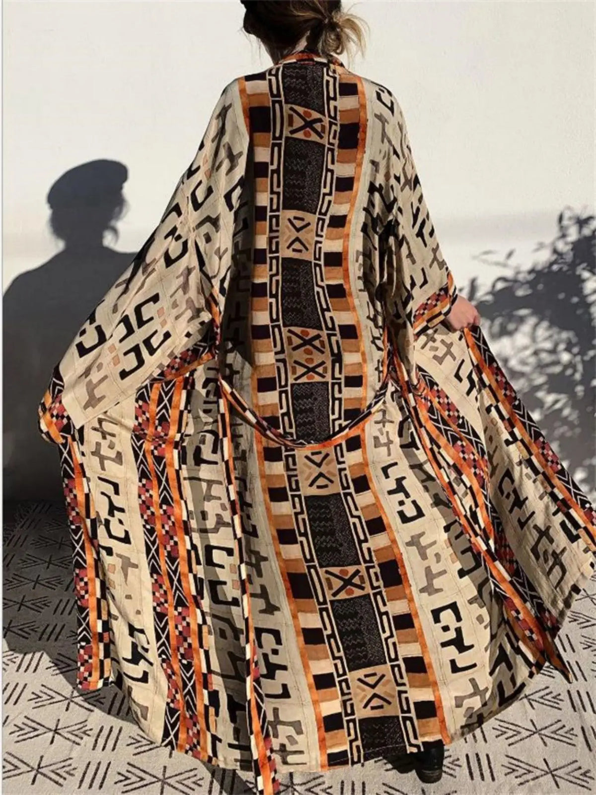 Kimono largo Suna – motivo tribal, beige y gris – vista 4