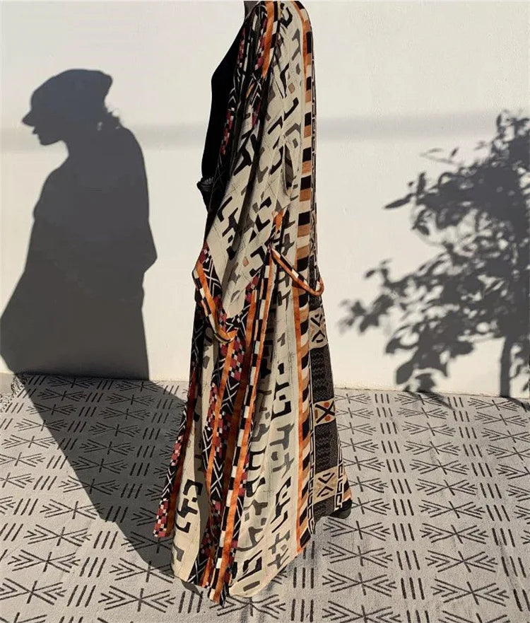 Kimono largo Suna – motivo tribal, beige y gris – vista 3