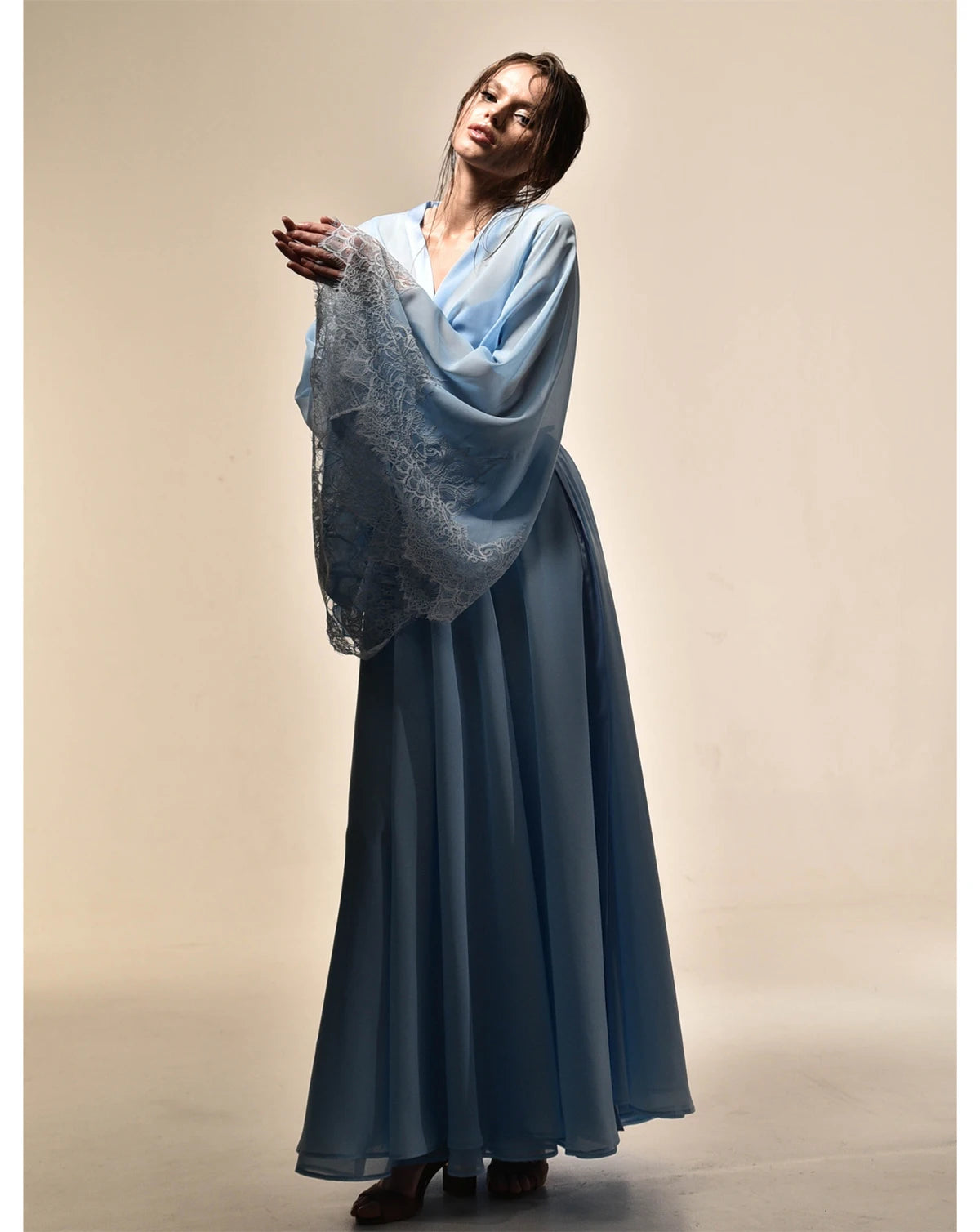 Bata kimono Aozora – gasa y encaje, azul cielo – vista 3