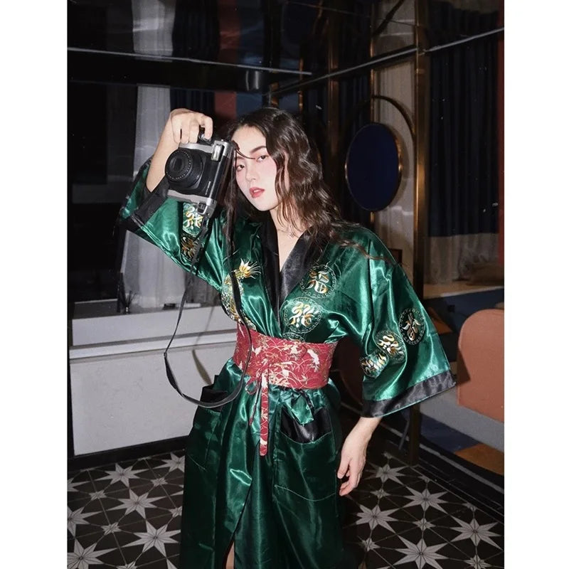 Kimono largo Kinryū – dragón dorado, satinado verde – vista 3