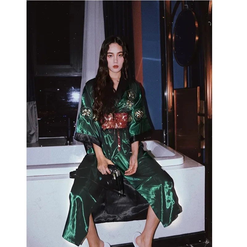 Kimono largo Kinryū – dragón dorado, satinado verde – vista 5