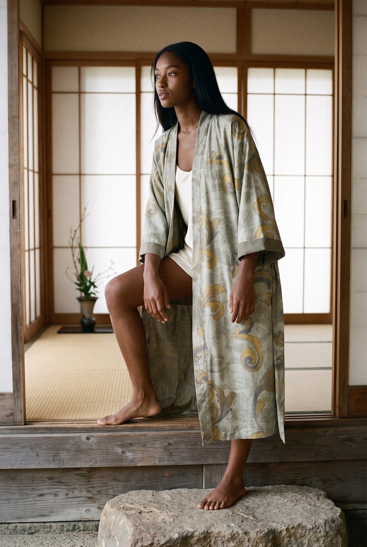 Bata kimono Mizuki, 100 % algodón, verde salvia: modelo con un pie en un escalón, en una sala de té con tatamis