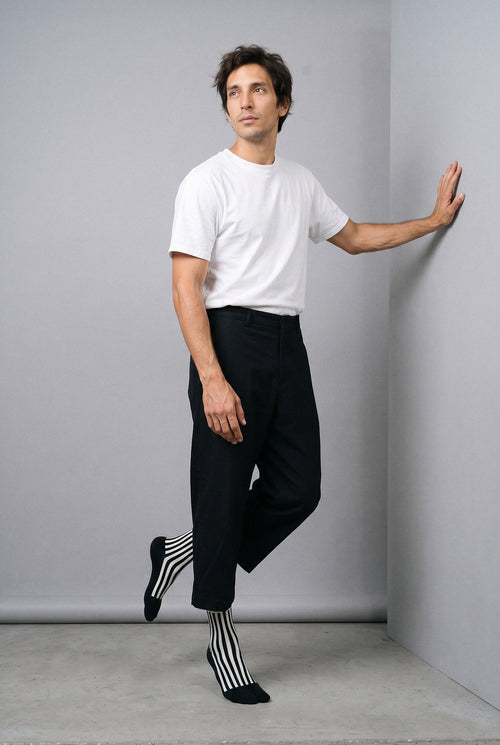 Calcetines tabi Miko, rayas, negro: modelo de puntillas, en estudio, fondo gris perla