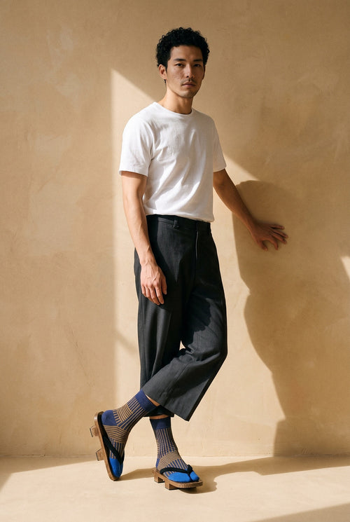 Calcetines tabi Sen, rayas, azul: modelo de puntillas, en estudio, pared de cal ocre