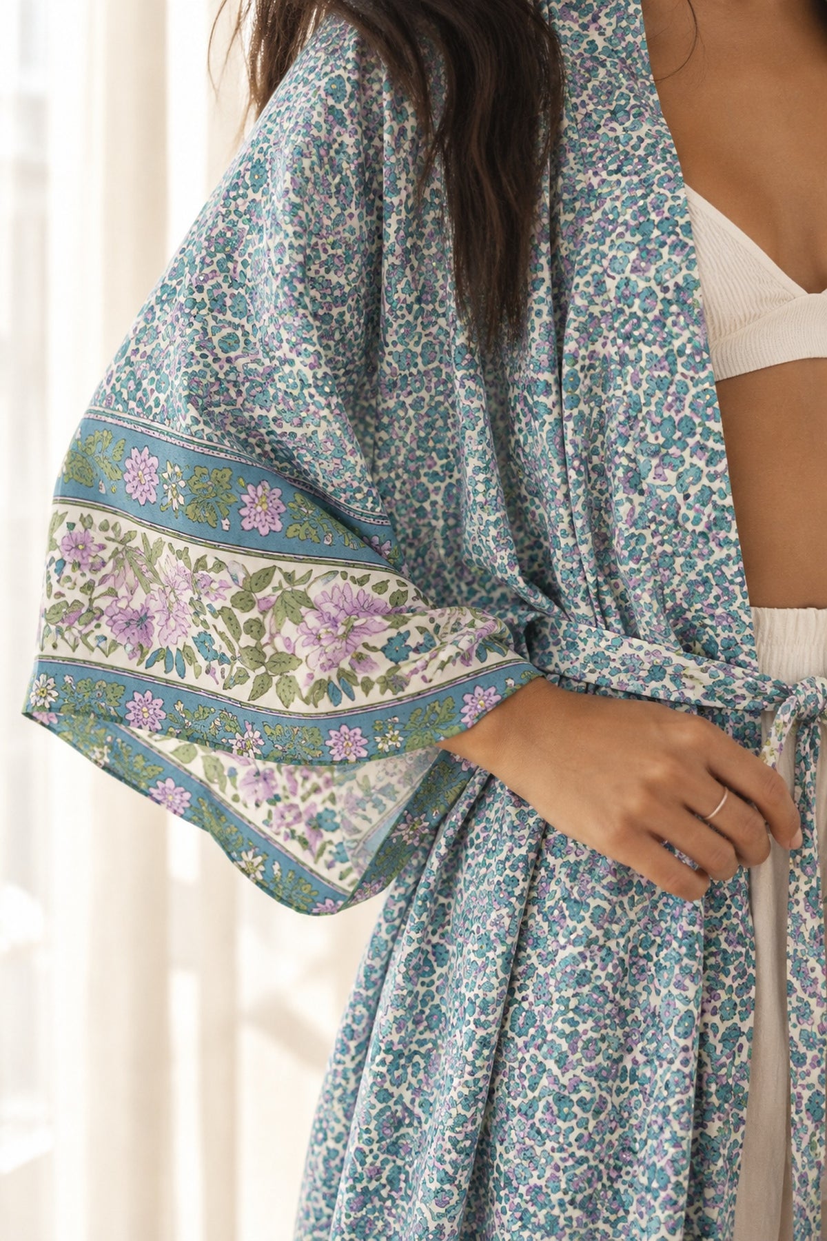 Detalle de la cenefa de flores lilas en la manga del kimono largo Asagi