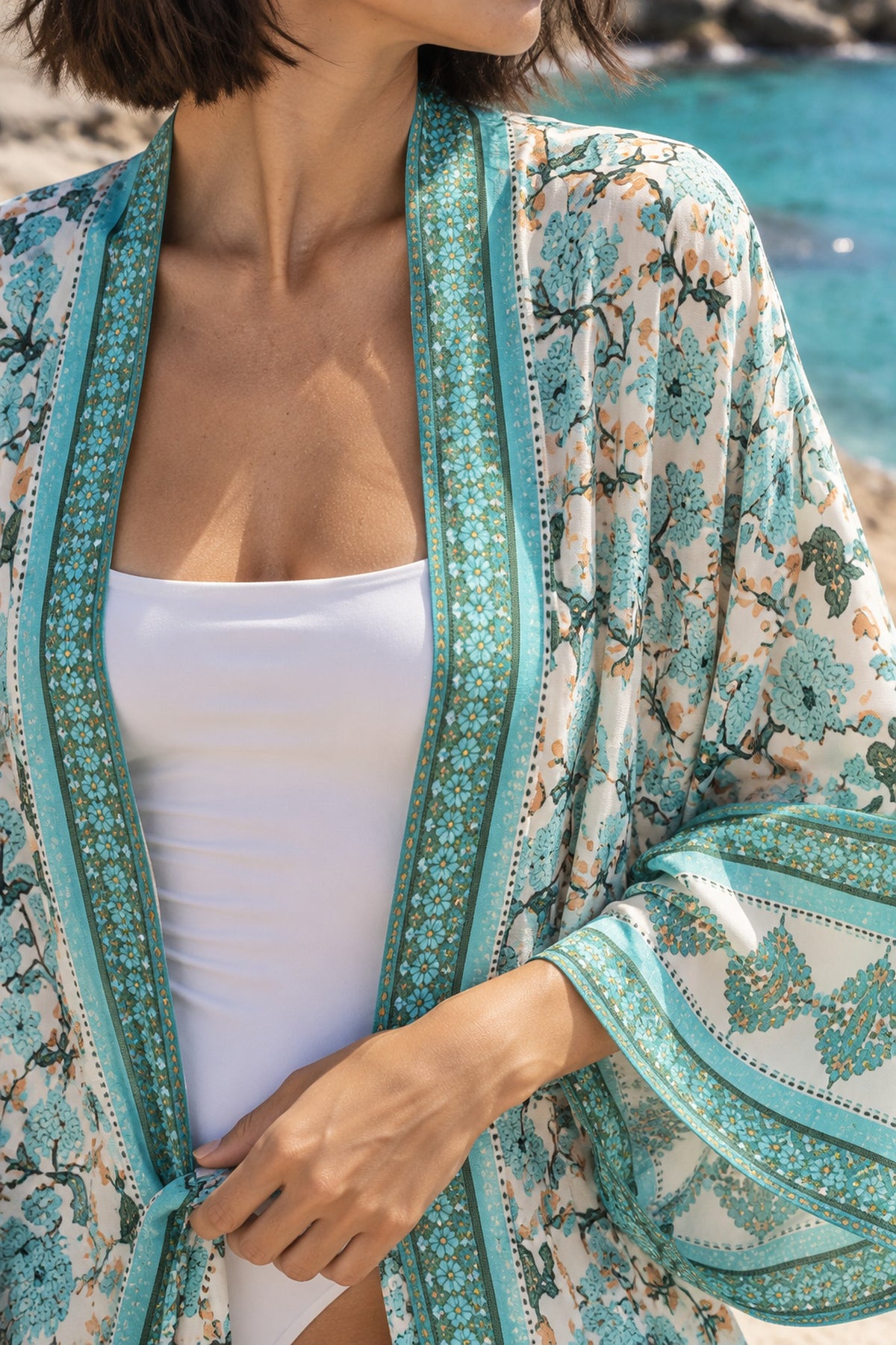 Detalle del cuello aguamarina del kimono largo Hisui
