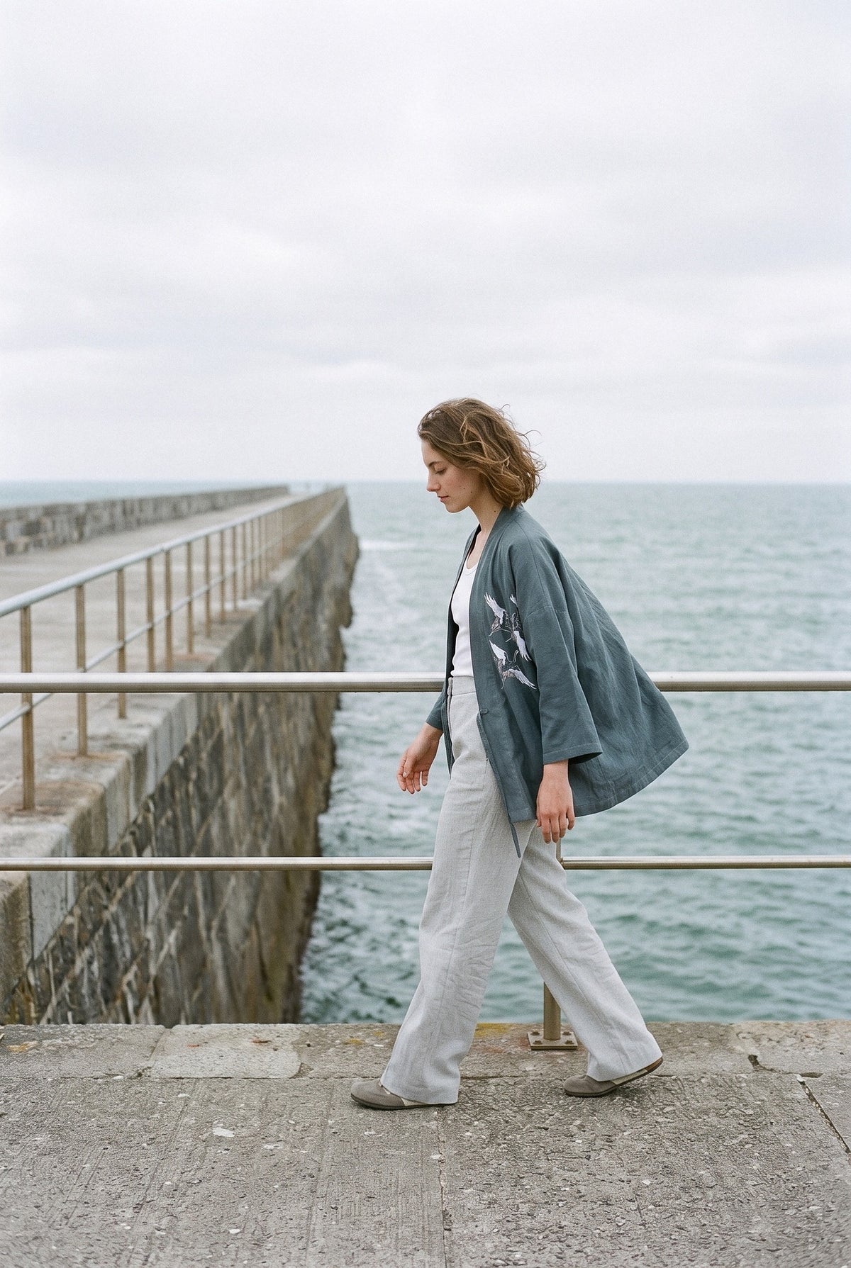 Haori Kaze azul grisáceo, caminando junto al mar