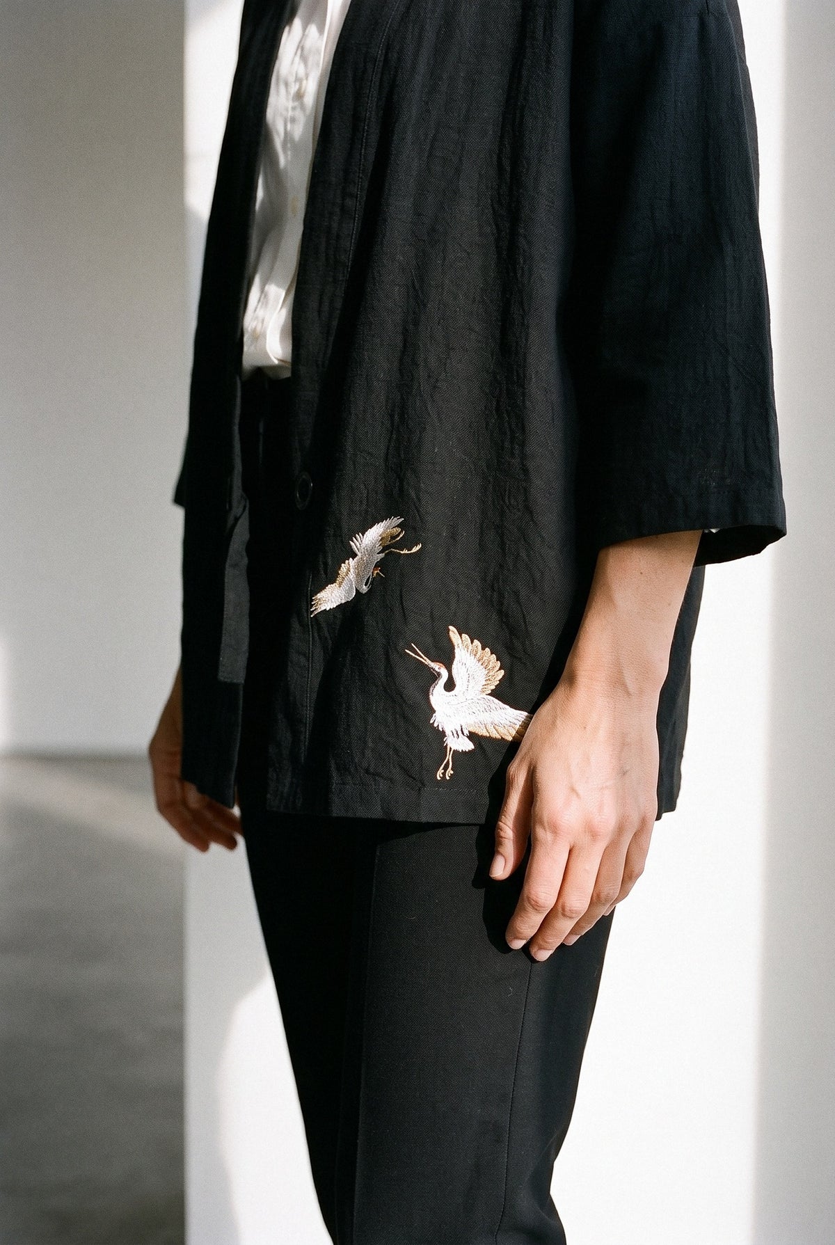 Detalle de las dos grullas bordadas del haori Tsuru negro