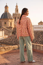 Chaqueta acolchada Benihana, flores, rosa salmón: vista de espaldas, en una azotea de Valencia con vistas a las cúpulas