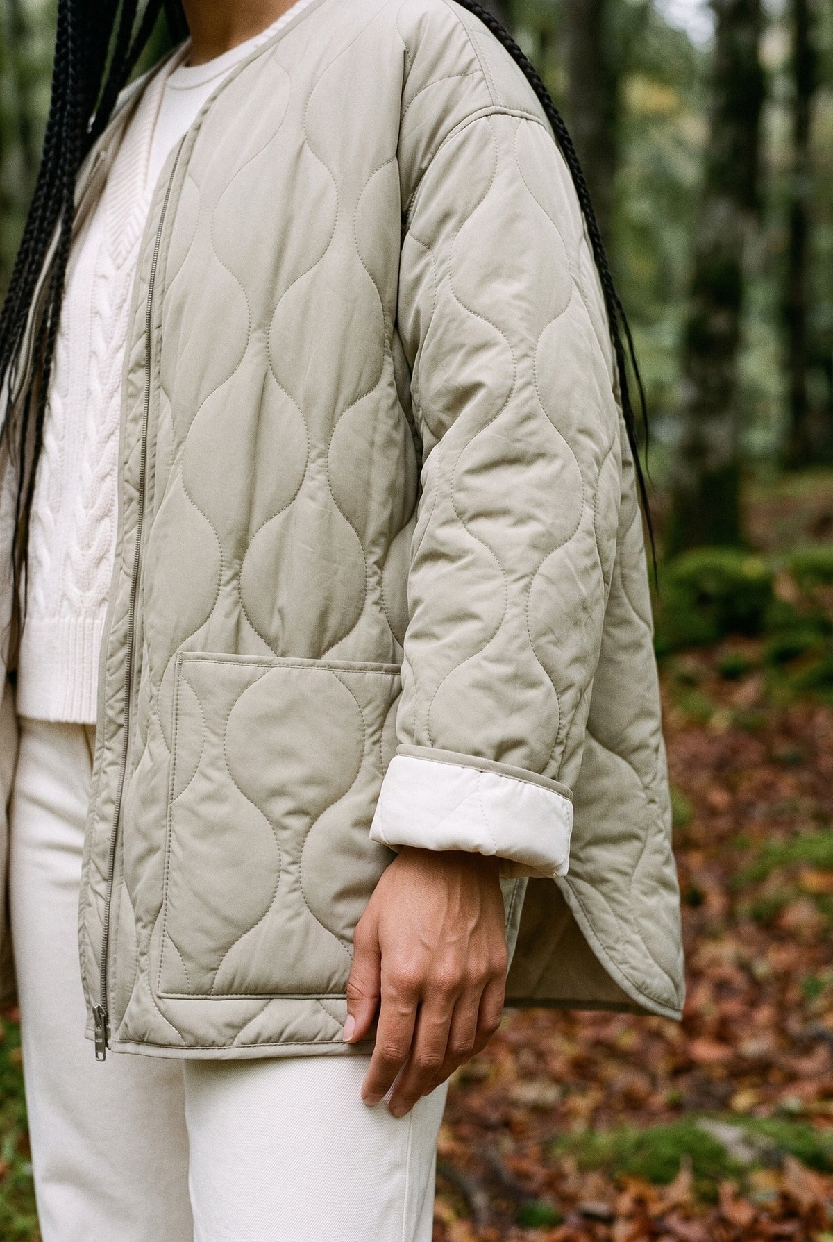 Chaqueta acolchada Kinari, acolchado ondulado, beige: detalle de la manga y del estampado, en un hayedo de la selva de Irati