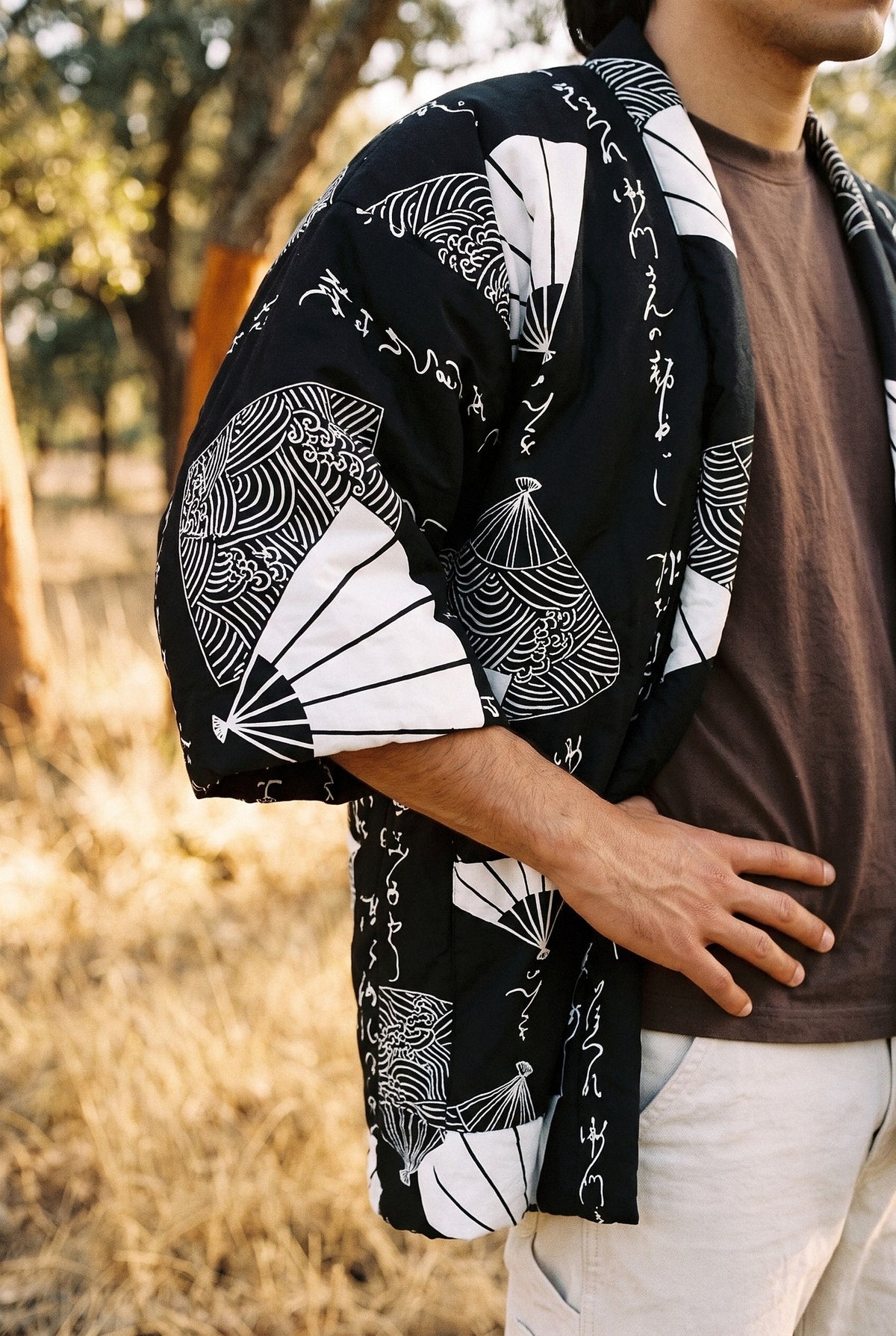 Chaqueta acolchada Shodō, hanten de caligrafía, negro y blanco: detalle de la manga y del estampado, en un alcornocal de Extremadura
