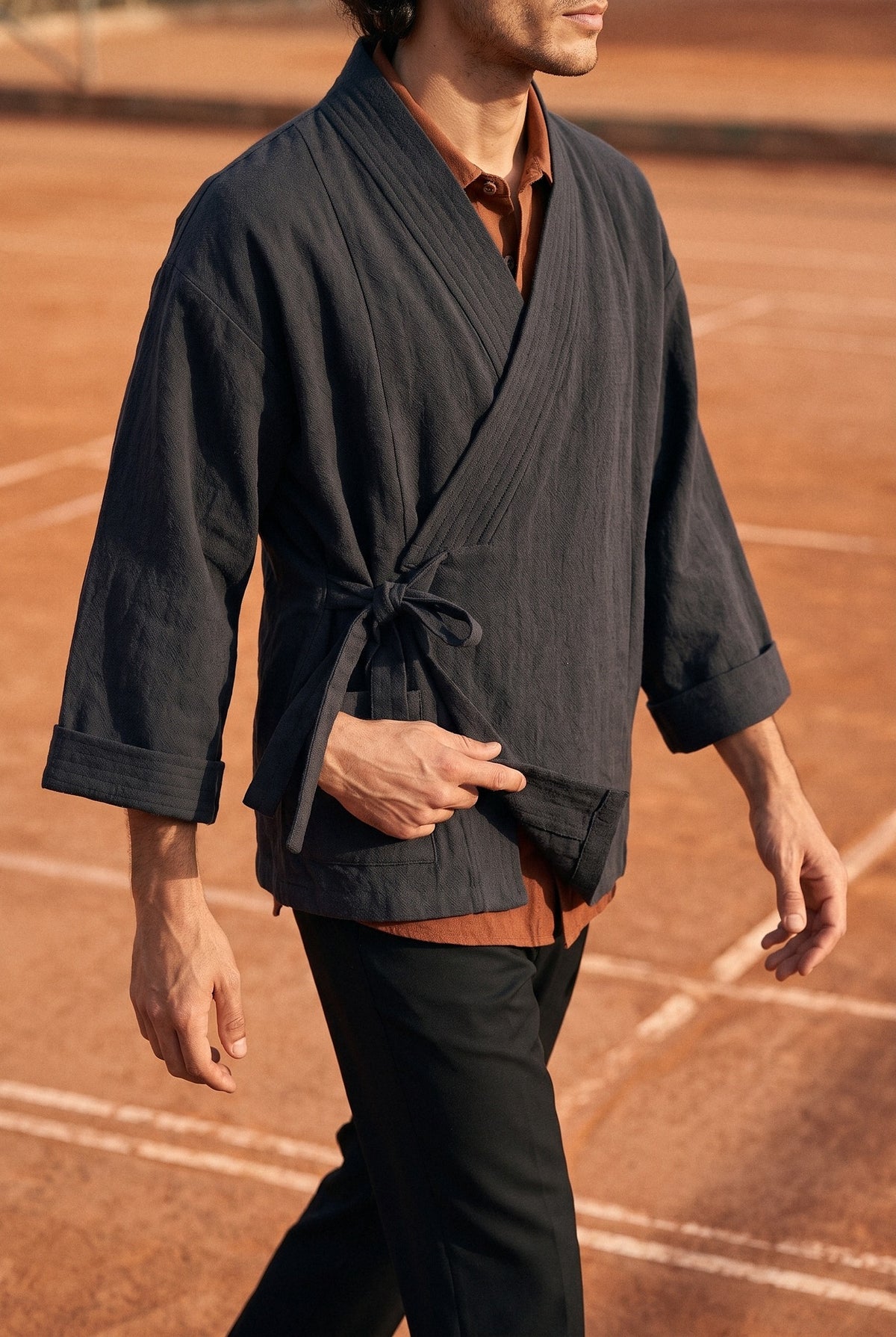 Chaqueta kimono Kenpō, algodón y lino, negro, hombre: detalle del tejido y de las costuras, en una pista de tenis de tierra batida
