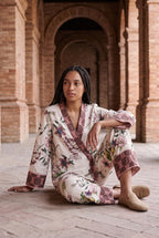 Conjunto kimono Haru, flores y libélulas, crudo: modelo sentada en el suelo, bajo los arcos de ladrillo de una antigua fábrica de Sevilla