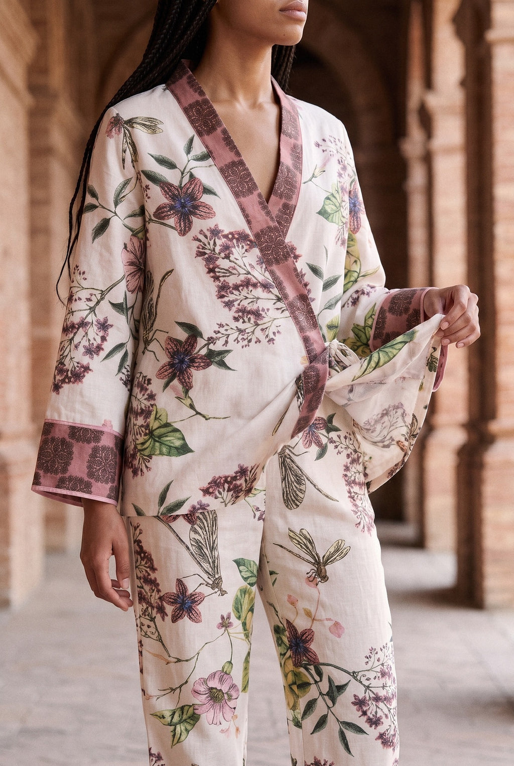 Conjunto kimono Haru, flores y libélulas, crudo: detalle del estampado y del tejido, bajo los arcos de ladrillo de una antigua fábrica de Sevilla