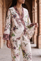 Conjunto kimono Haru, flores y libélulas, crudo: detalle del estampado y del tejido, bajo los arcos de ladrillo de una antigua fábrica de Sevilla