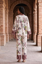 Conjunto kimono Haru, flores y libélulas, crudo: vista de espaldas, bajo los arcos de ladrillo de una antigua fábrica de Sevilla