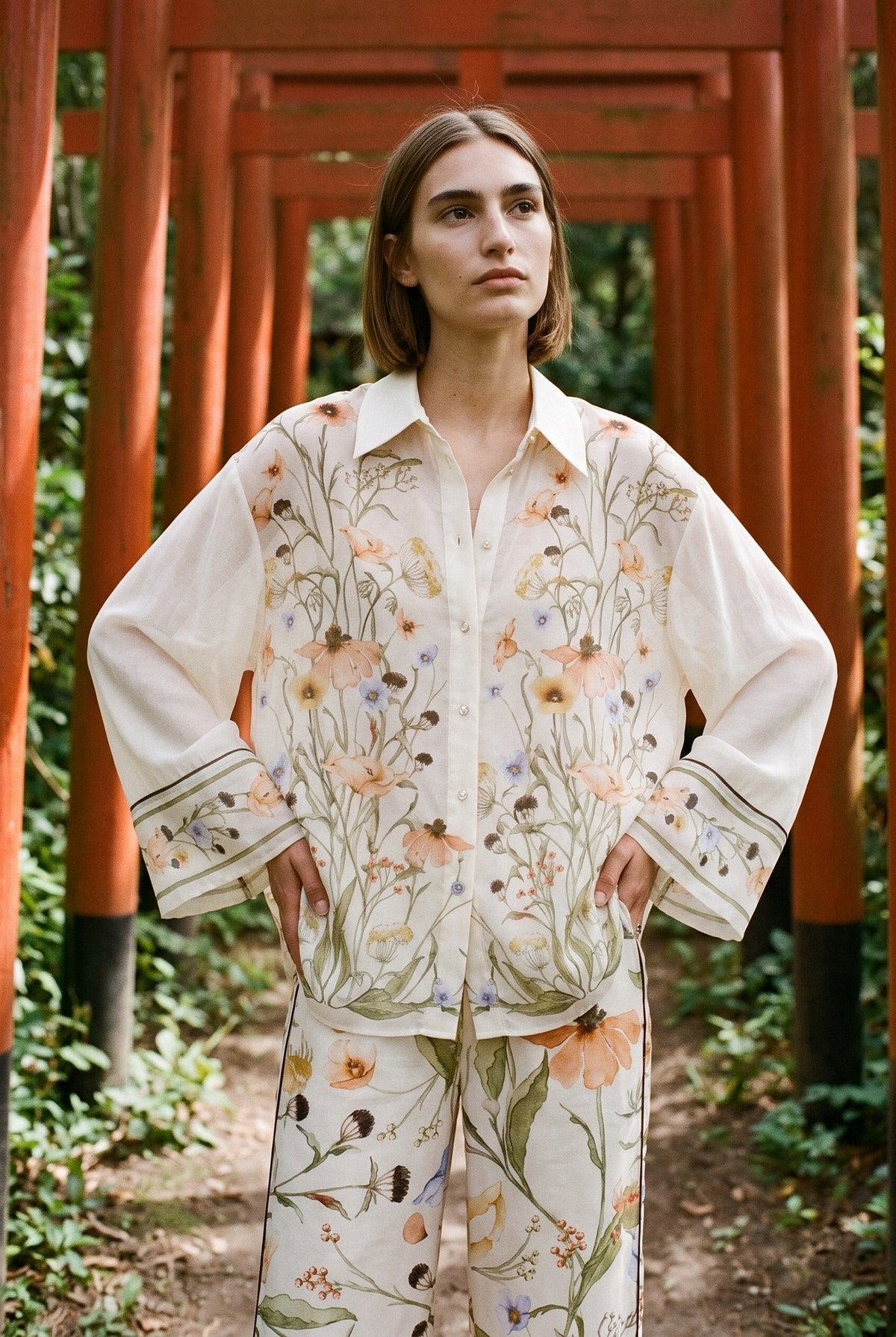 Conjunto kimono Mokuren, camisa y pantalón de flores, crudo: vista de frente, en un pasillo de postes bermellón tipo torii