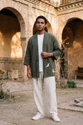 Haori Tsuru, grullas bordadas, verde oliva: vista de frente, en el patio mudéjar de un palacio de Toledo
