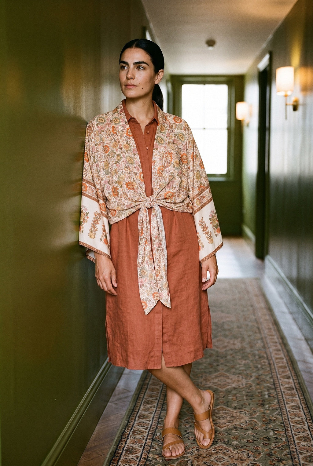 Kimono corto Kitsune, flores, crudo: modelo apoyada en la pared, en un pasillo de hotel de paredes verde oliva lacadas