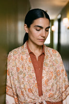 Kimono corto Kitsune, flores, crudo: retrato con el cuello del kimono, en un pasillo de hotel de paredes verde oliva lacadas