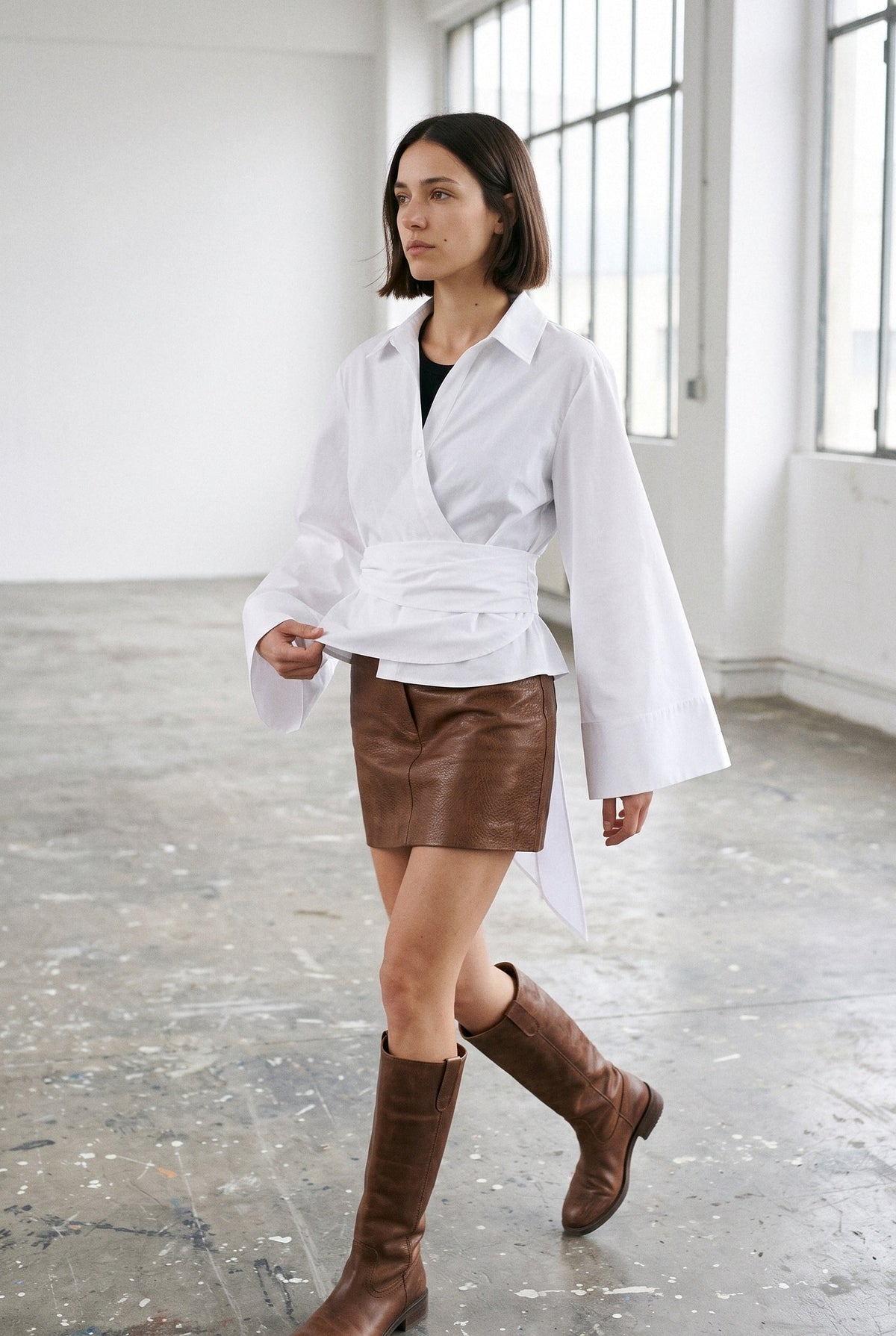 Kimono corto Musubi, blusa cruzada con lazo, blanco: modelo caminando, en un taller de artista blanco