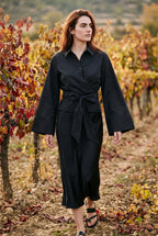 Kimono corto Musubi, blusa cruzada con lazo, negro: modelo caminando hacia la cámara, en un viñedo de La Rioja en otoño