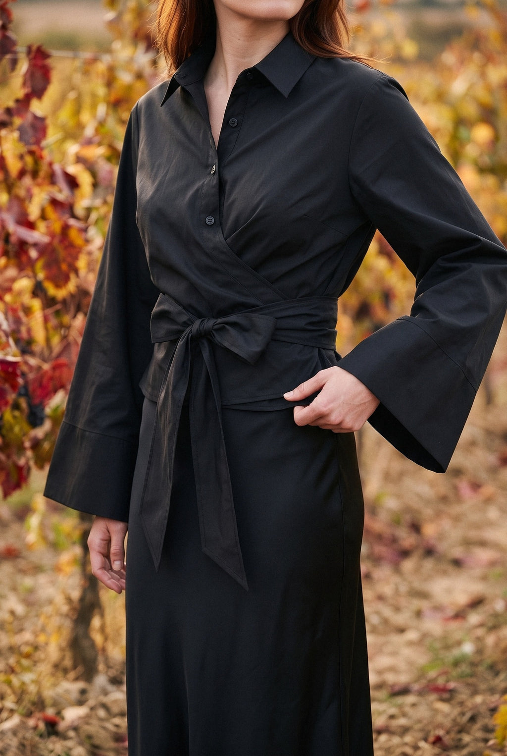 Kimono corto Musubi, blusa cruzada con lazo, negro: detalle del tejido y de las costuras, en un viñedo de La Rioja en otoño