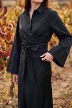 Kimono corto Musubi, blusa cruzada con lazo, negro: detalle del tejido y de las costuras, en un viñedo de La Rioja en otoño