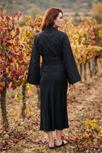 Kimono corto Musubi, blusa cruzada con lazo, negro: vista de espaldas, en un viñedo de La Rioja en otoño