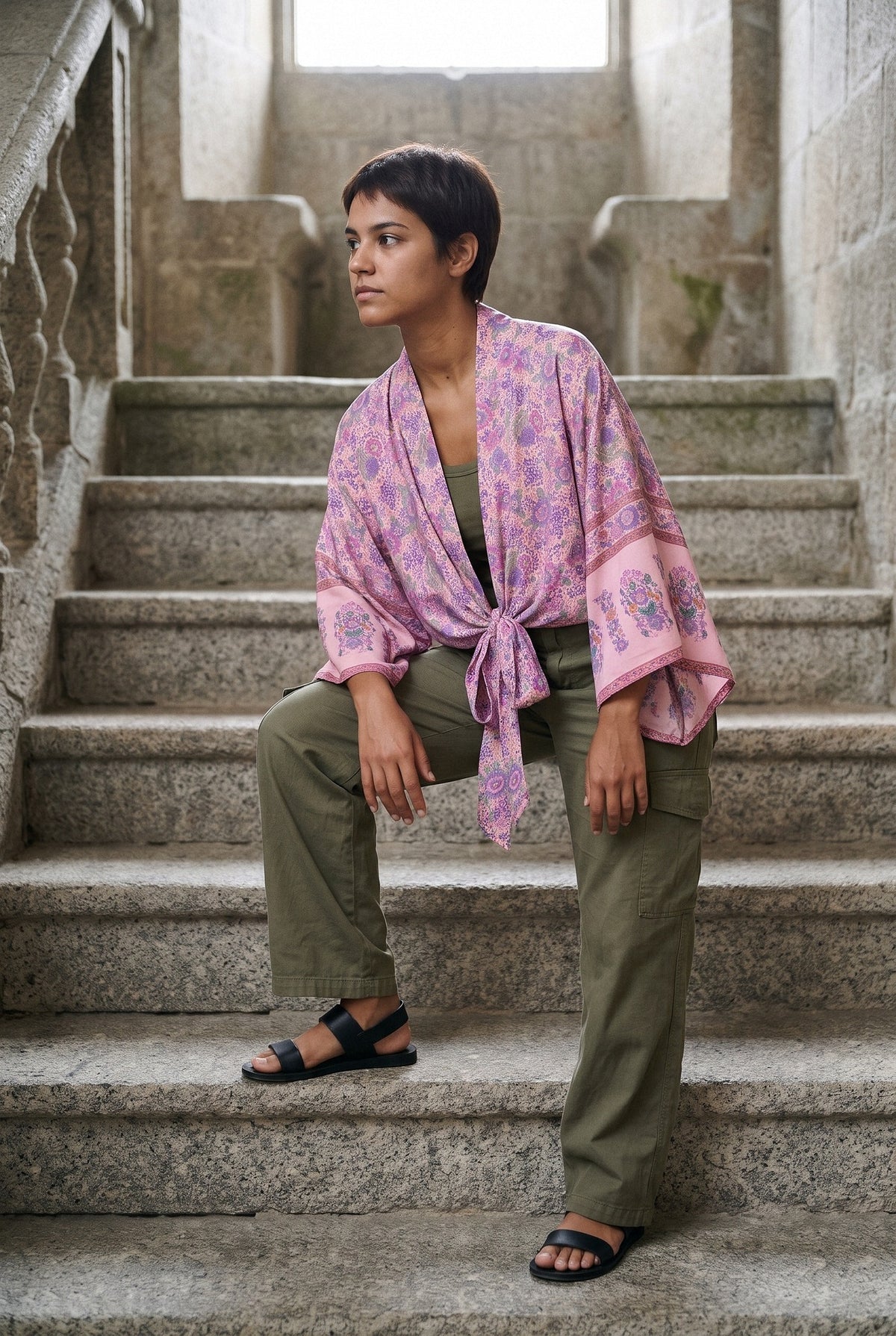 Kimono corto Nadeshiko, flores, rosa: modelo con un pie en un escalón, en una escalera de granito de un monasterio gallego