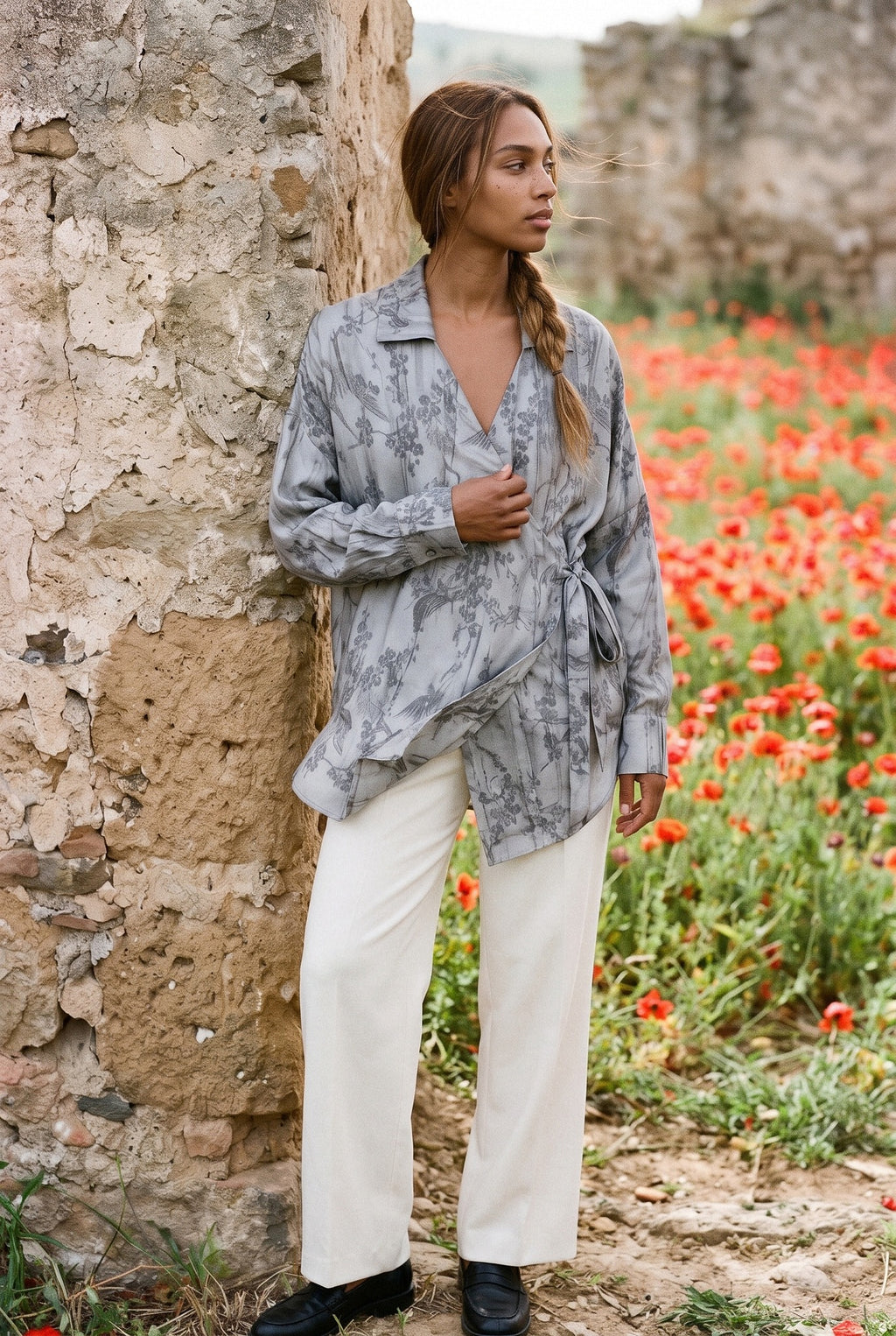 Camisa kimono Nezumi, ciruelo en flor y pájaros, gris: modelo con el tejido movido por la brisa, en un campo de amapolas de Andalucía