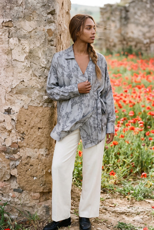 Camisa kimono Nezumi, ciruelo en flor y pájaros, gris: modelo con el tejido movido por la brisa, en un campo de amapolas de Andalucía