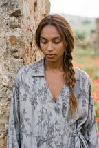 Camisa kimono Nezumi, ciruelo en flor y pájaros, gris: retrato de medio cuerpo, en un campo de amapolas de Andalucía
