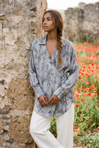 Camisa kimono Nezumi, ciruelo en flor y pájaros, gris: modelo con las manos entrelazadas, en un campo de amapolas de Andalucía