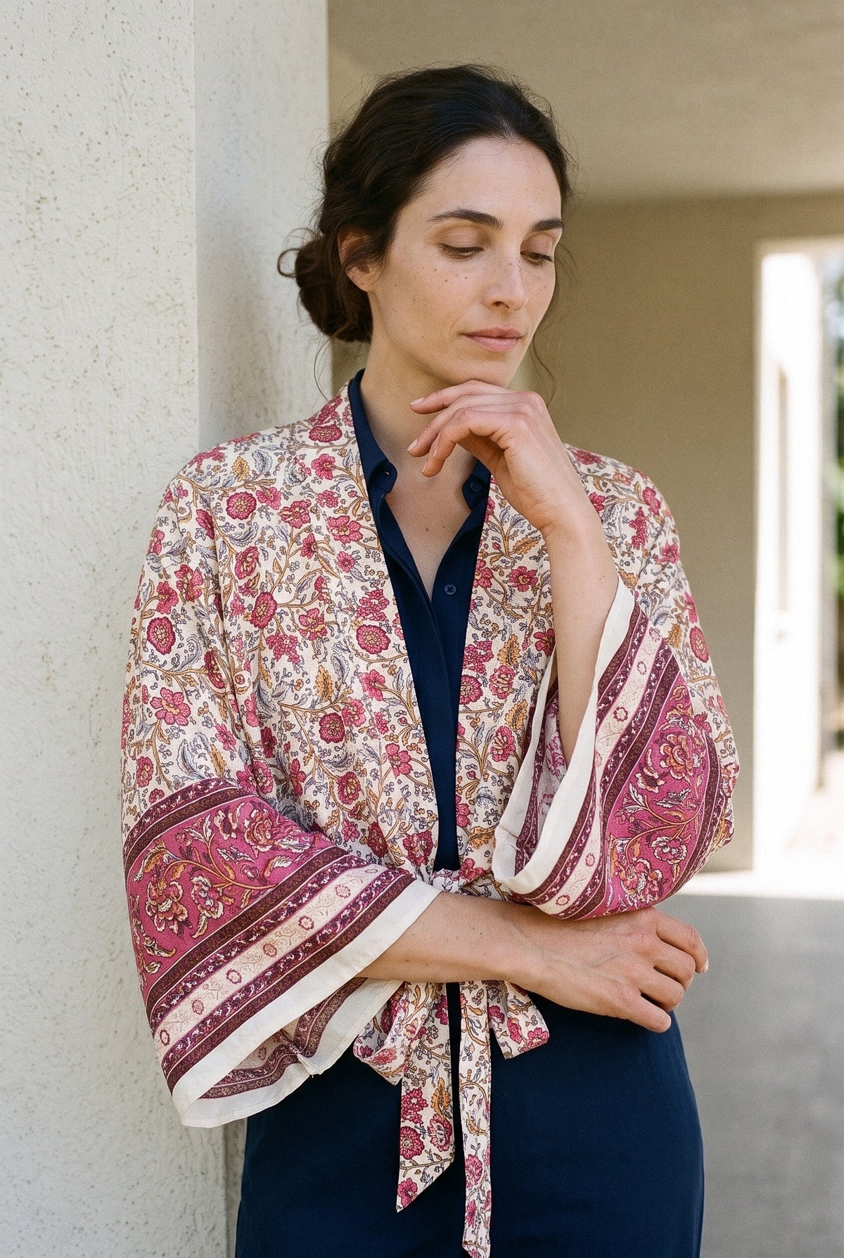 Kimono corto Persia, jardín persa, beige: retrato, mano en la barbilla, en el porche en sombra de una casa blanca minimalista