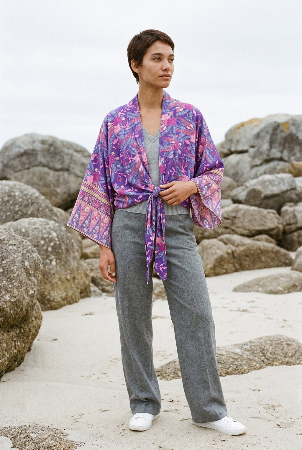 Kimono corto Shion, flores, violeta: vista de frente, en una playa gallega de rocas de granito
