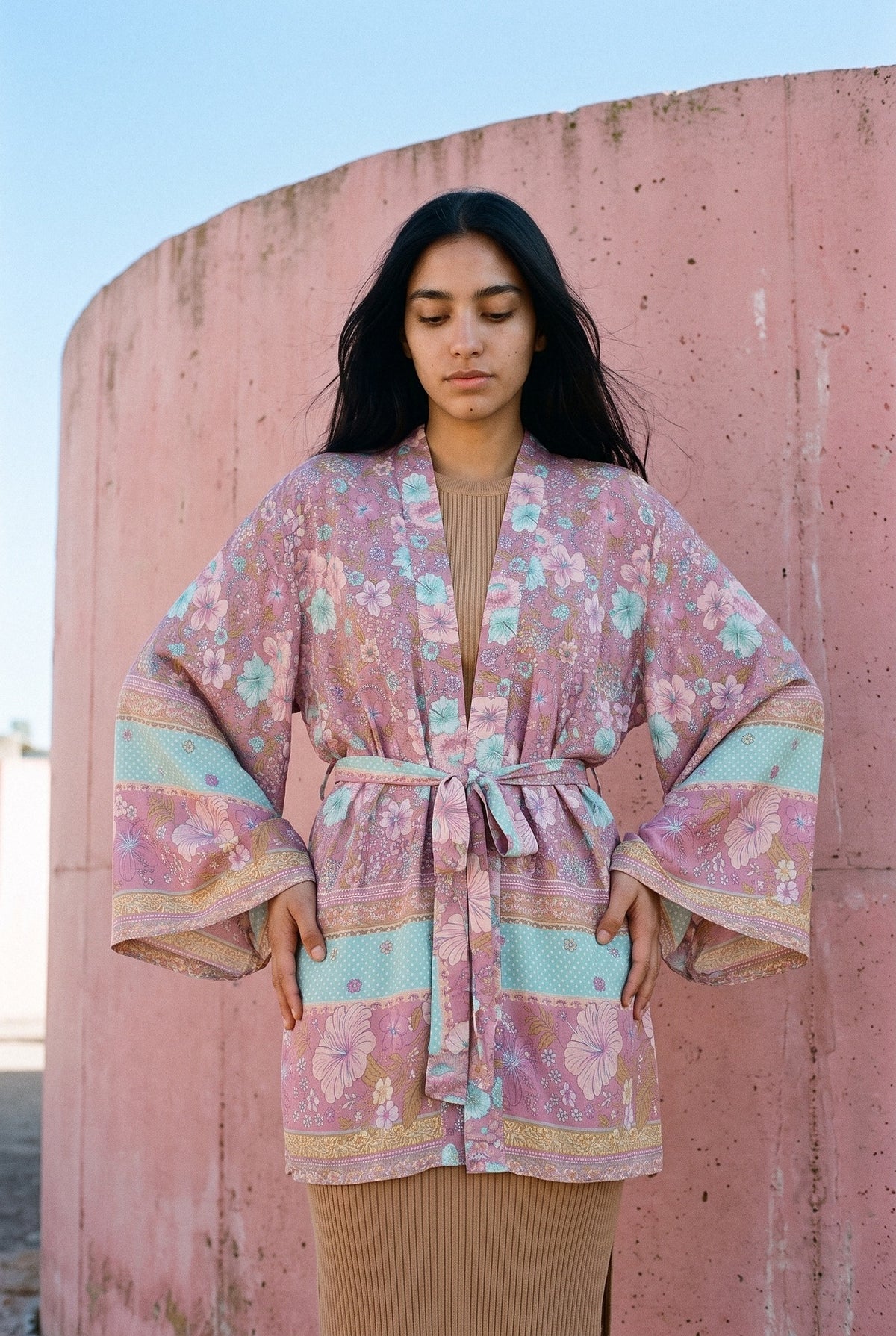Kimono corto Ume, flores, rosa malva: vista de frente, ante un muro curvo de hormigón rosa