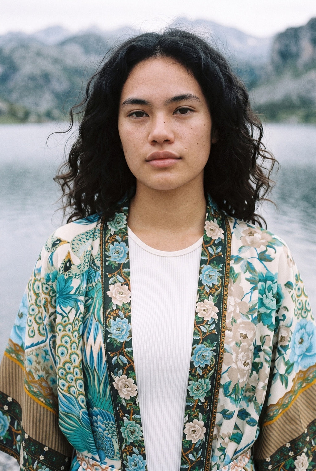 Kimono largo Umi, pavo real y flores, crudo y verde azulado: retrato con el cuello del kimono, a orillas de un lago de los Picos de Europa