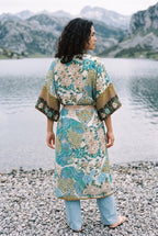 Kimono largo Umi, pavo real y flores, crudo y verde azulado: vista de espaldas, a orillas de un lago de los Picos de Europa