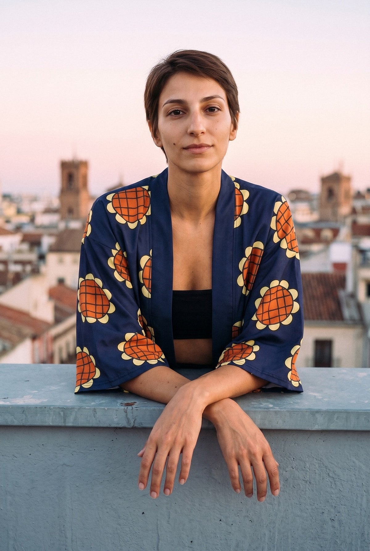 Kimono japonés Himawari, girasoles, azul marino: modelo apoyada en un muro, en una azotea de Madrid