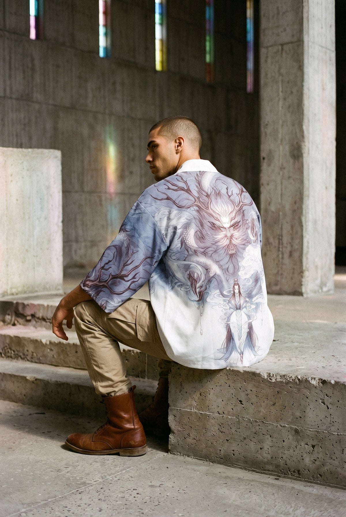 Kimono japonés Kiri, maestro de la niebla, azul niebla: modelo de espaldas, sentado en un bloque, en una iglesia moderna de hormigón con vidrieras