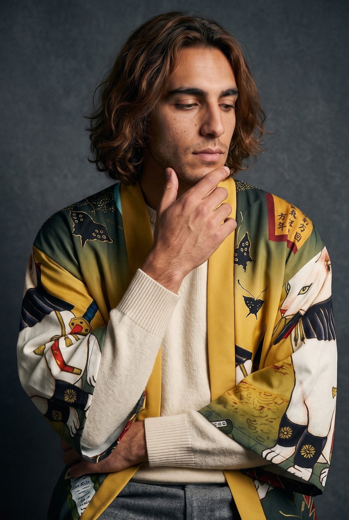 Kimono japonés Neko San, gato samurái, amarillo: retrato, mano en la barbilla, en estudio, fondo de lienzo gris carbón