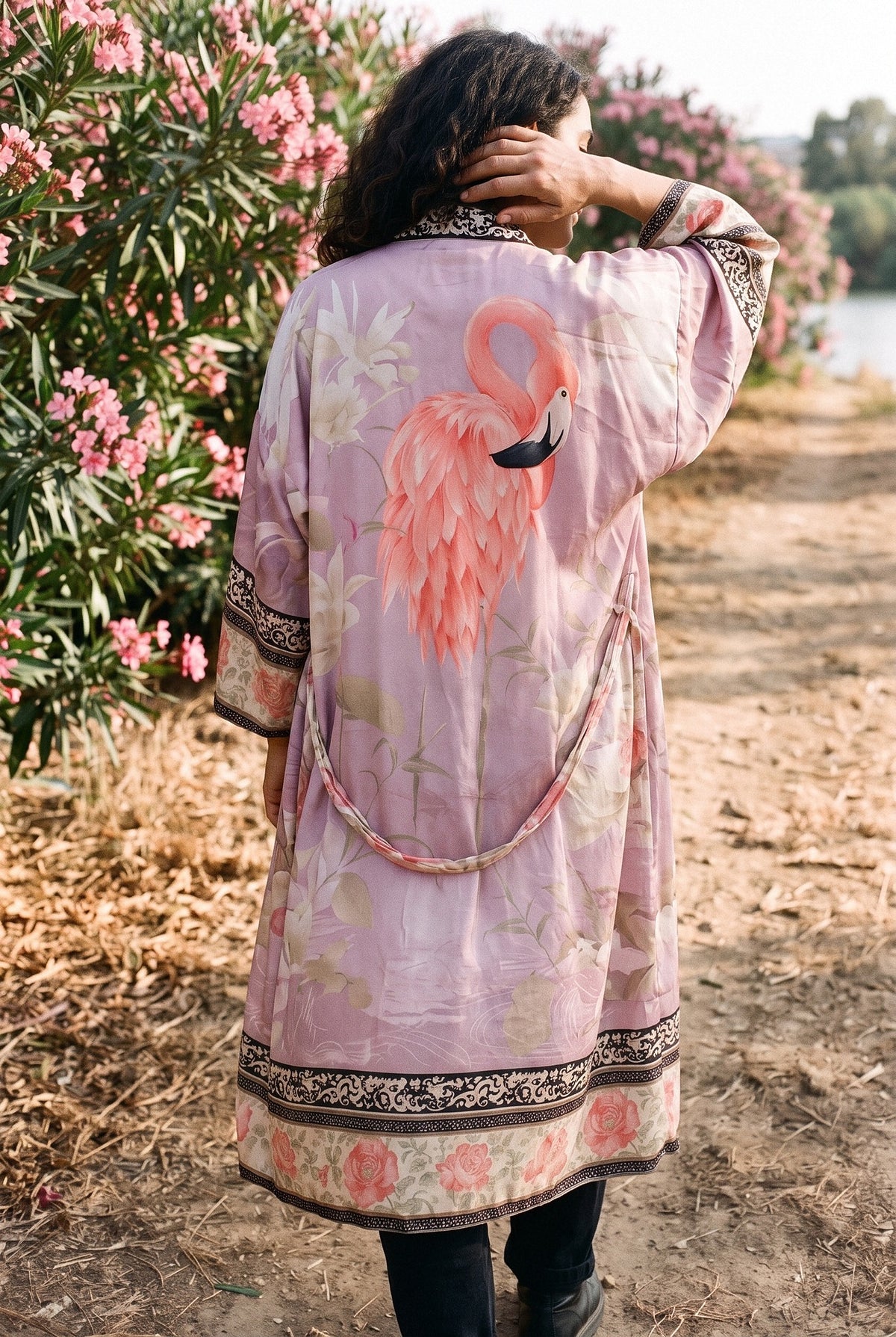 Kimono largo Momo, estampado bohemio rosa, mujer: detalle del estampado de la espalda, en la orilla seca de un río con adelfas en flor