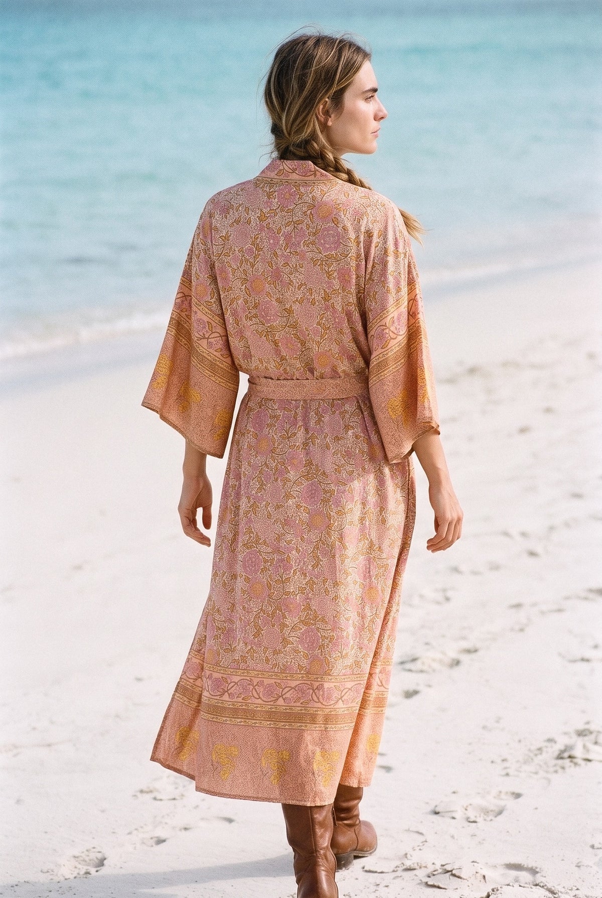 Kimono largo Sango, flores sobre salmón, mujer: vista de espaldas, en una playa de Formentera de agua turquesa
