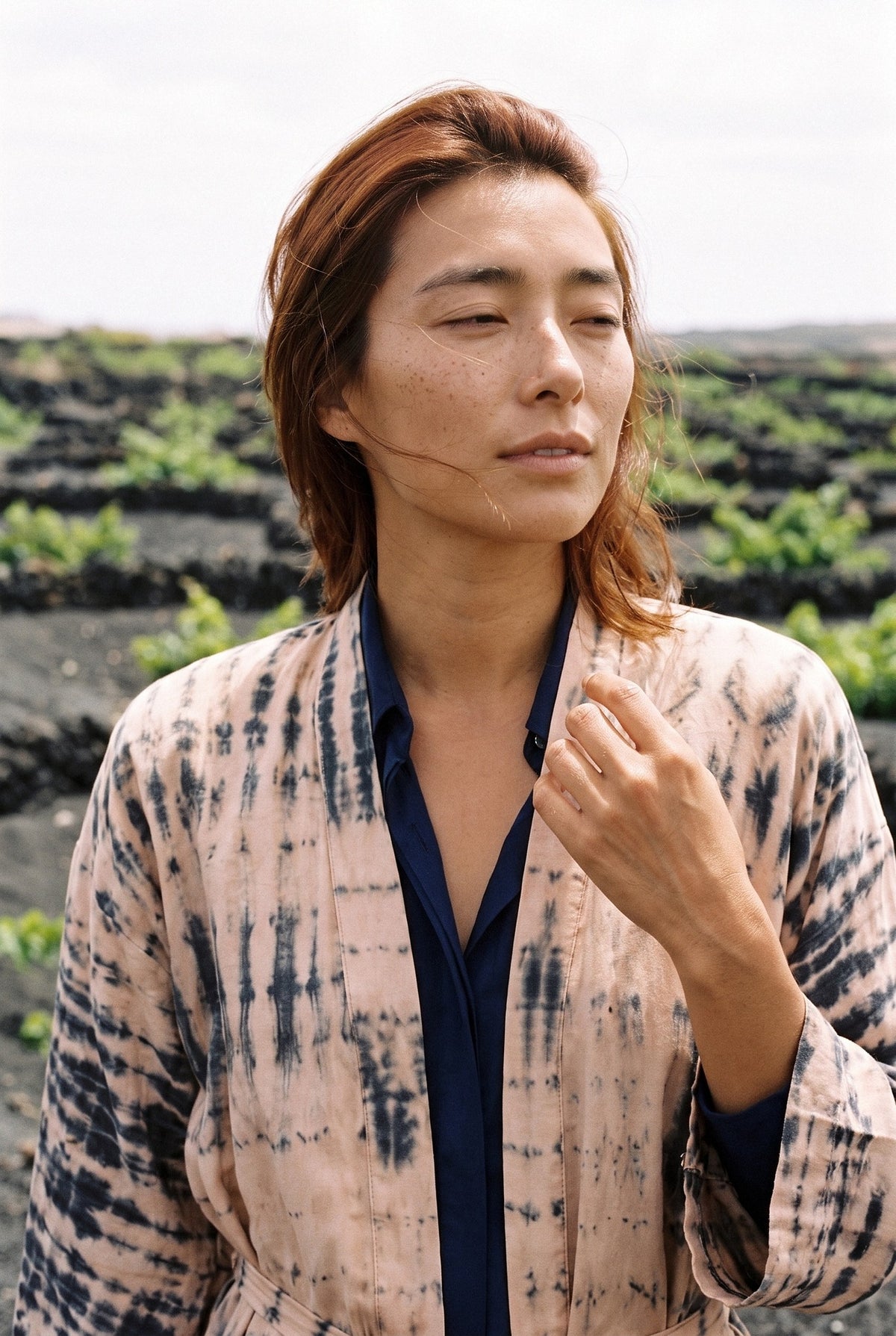 Kimono largo Shibori, efecto tie-dye, marrón tierra: retrato con el cuello del kimono, en los campos de lava de Lanzarote