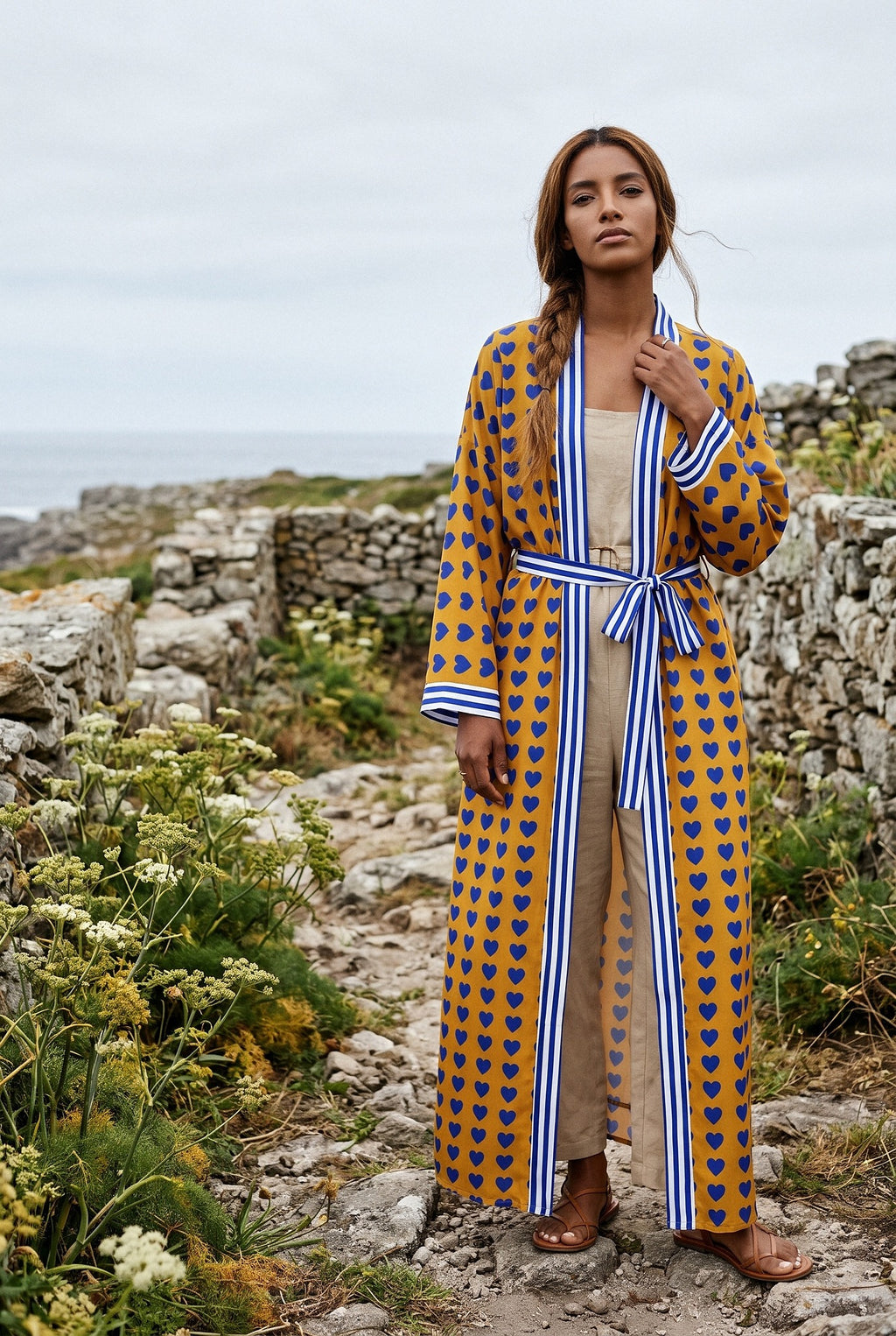 Kimono largo Shimauma, corazones azules, amarillo: vista de frente, en un sendero costero de Galicia