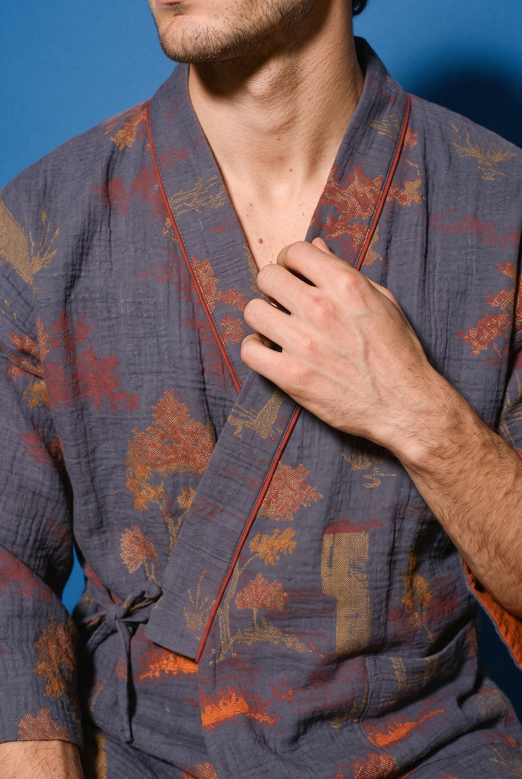 Pijama kimono Momiji, chaqueta y pantalón, azul marino: detalle del estampado y del tejido, en estudio, fondo azul cobalto