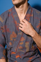 Pijama kimono Momiji, chaqueta y pantalón, azul marino: detalle del estampado y del tejido, en estudio, fondo azul cobalto