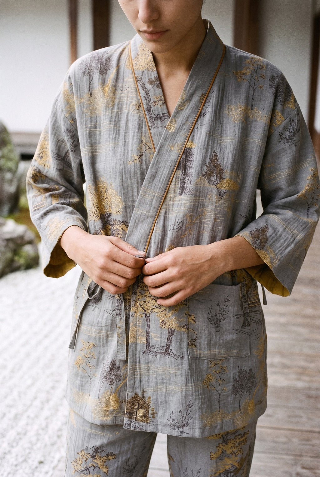 Pijama kimono Momiji, chaqueta y pantalón, gris: detalle del estampado y del tejido, en un jardín de grava blanca rastrillada